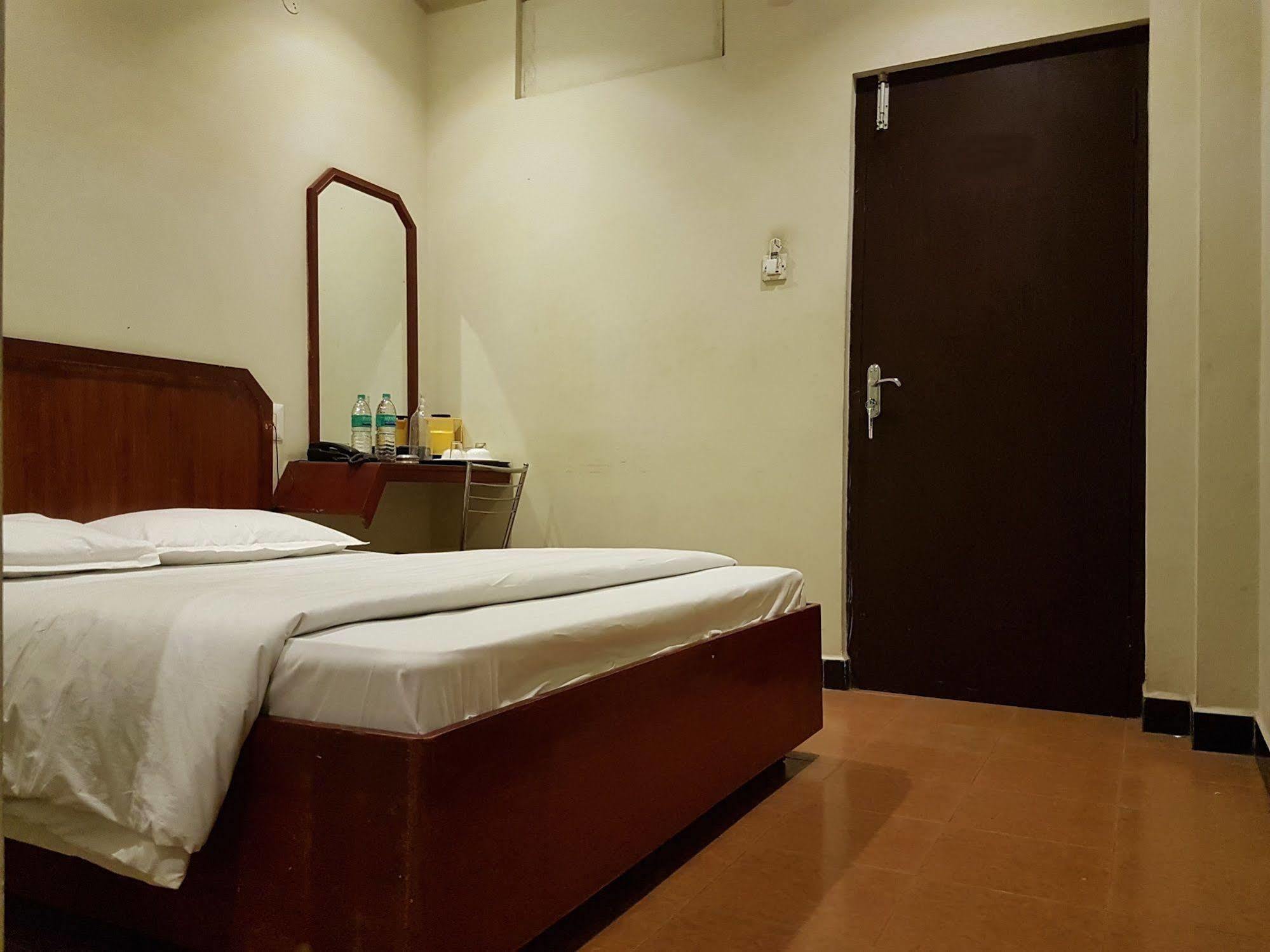 Deluxe Hotel Chennai Dış mekan fotoğraf