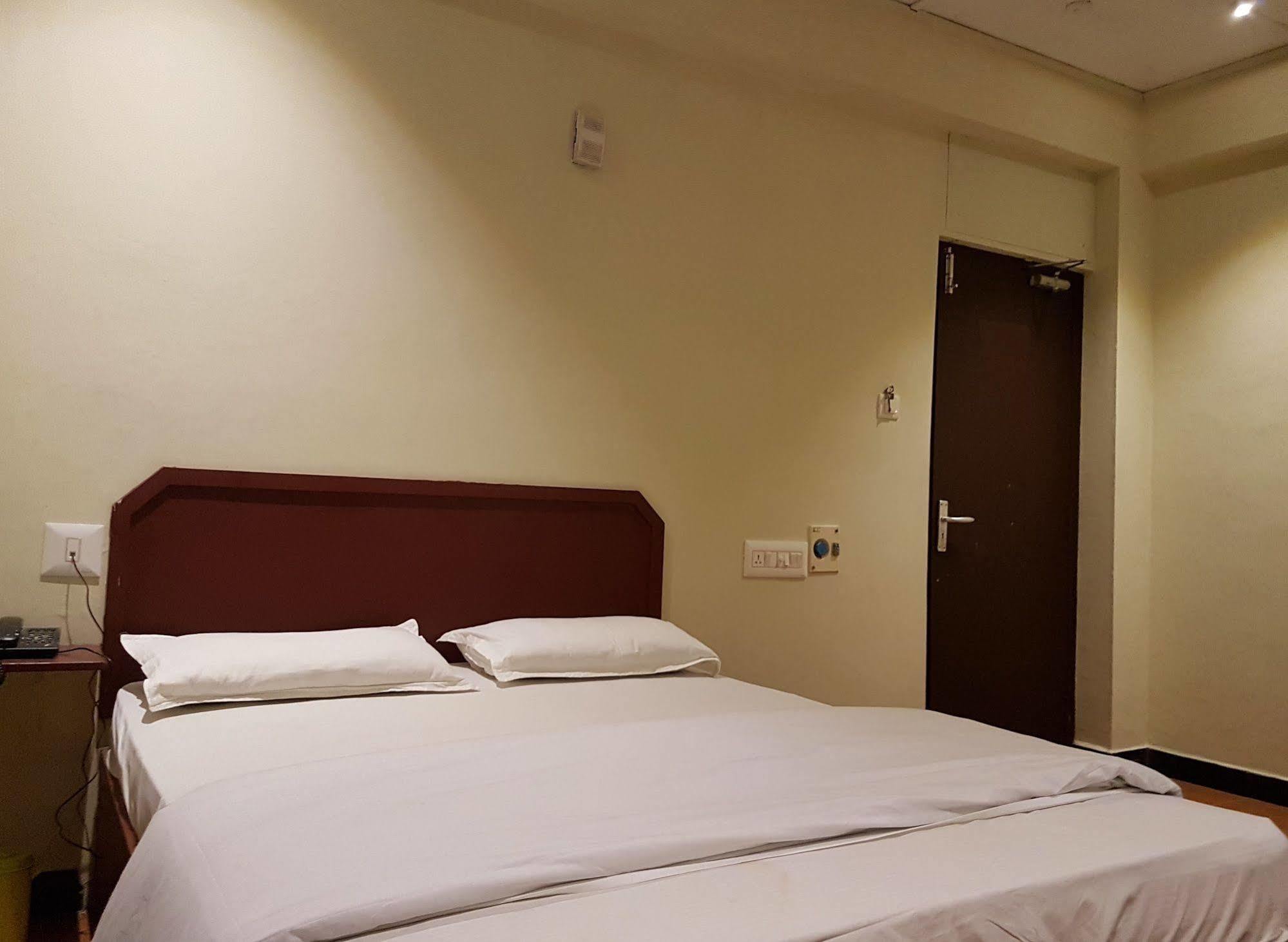 Deluxe Hotel Chennai Dış mekan fotoğraf