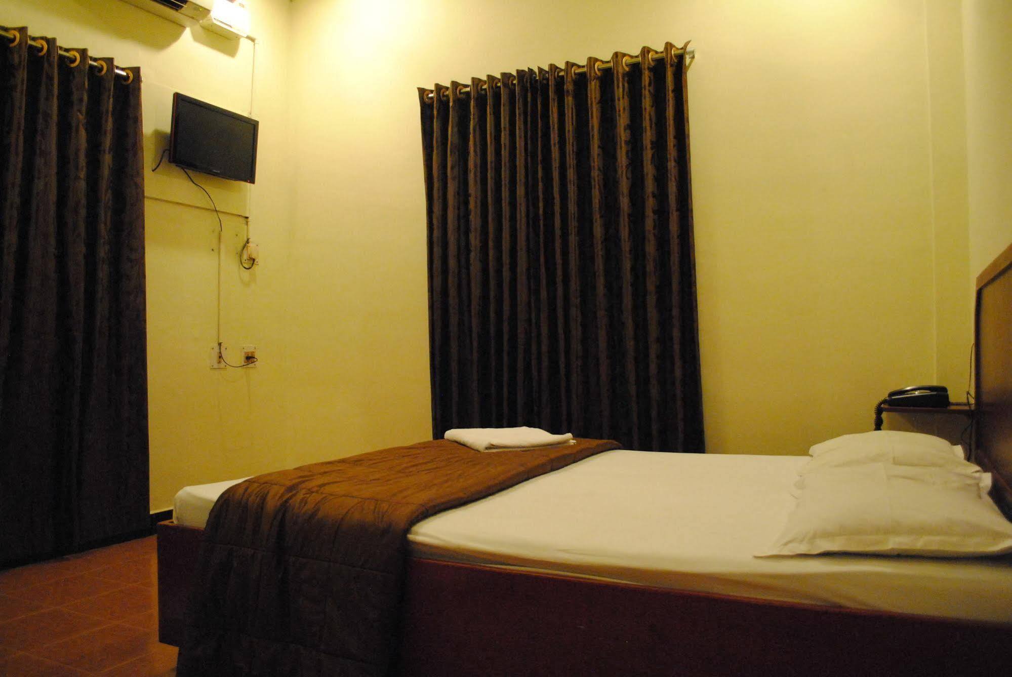 Deluxe Hotel Chennai Dış mekan fotoğraf